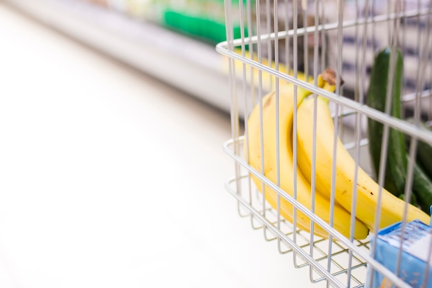 Carro de la compra con productos saludables