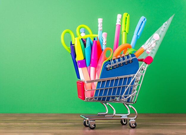 Foto carro de compras con accesorios escolares