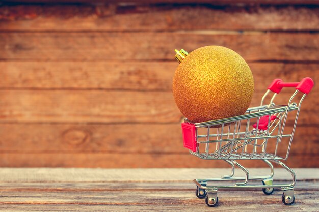 Carro de compras con bola de navidad de navidad.