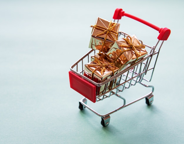 Carro de compras con cajas de regalo