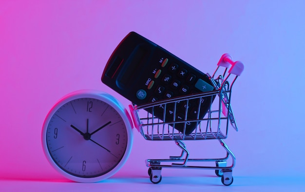 Carro de compras con calculadora, reloj con luz de neón de moda