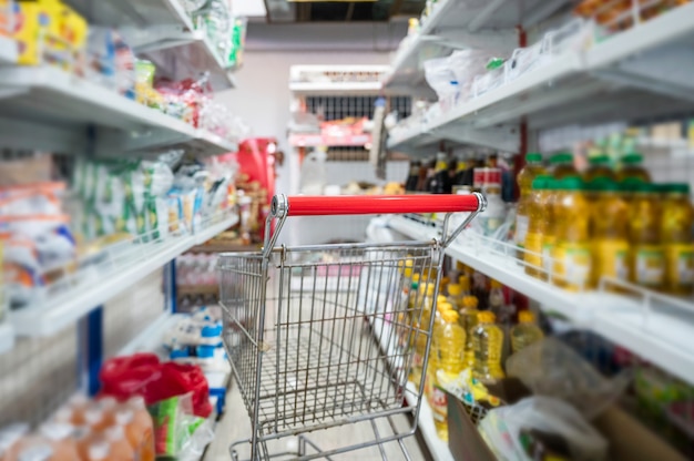 Carro de compras estacionado en el pasillo de la tienda de comestibles