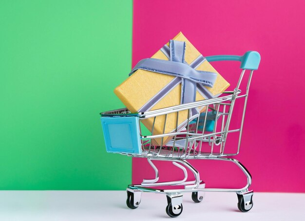 Carro de compras con fondo de caja de regalo