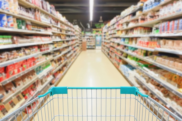 Carro de compras con pasillo de supermercado.