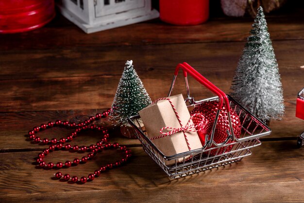 Carro de compras con regalo de Navidad