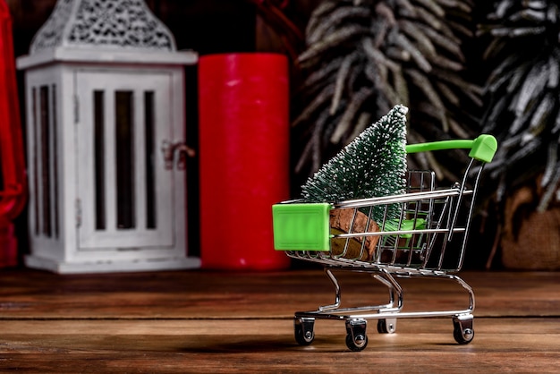 Carro de compras con regalos de Navidad