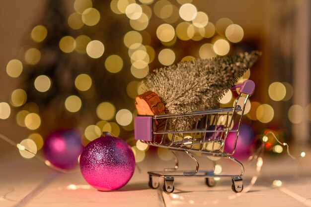 Carro de compras con regalos y regalos de Navidad