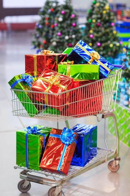 Carro de compras con regalos en supermercado