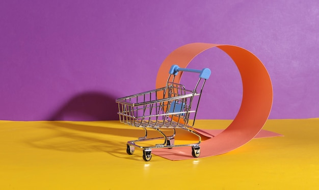 Carro de compras sobre fondo minimalista creativo