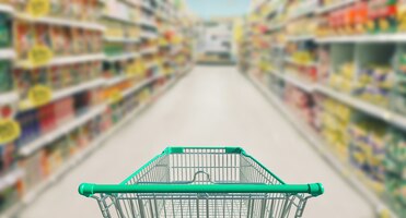 Foto carro de compras en supermercado y borrosa photo store bokeh background