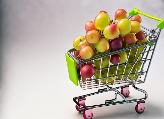 Carro de compras con uvas de manzana encima