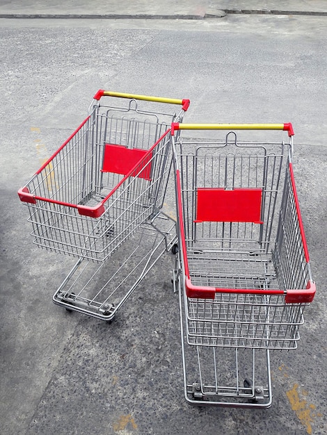 Carro de compras vacío en el estacionamiento del supermercado