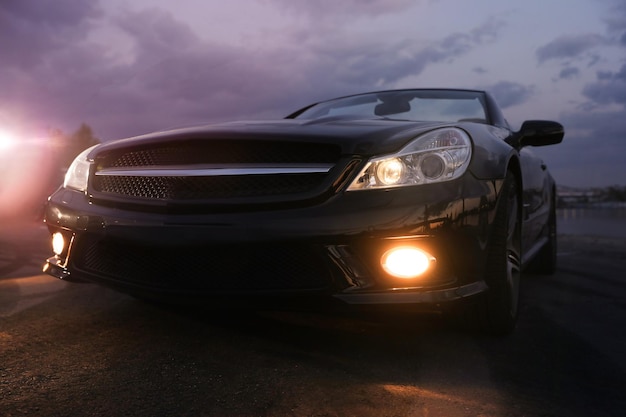 Carro conversível preto de luxo ao ar livre à noite