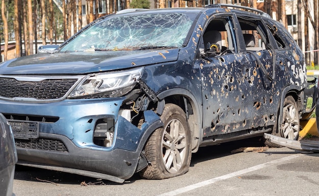 Carro crivado de balas Guerra da Rússia contra a Ucrânia Um carro de civis baleado pelo russo