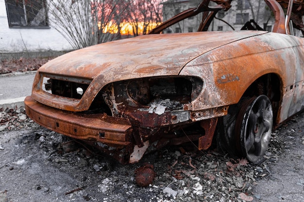 Carro danificado queimado de um civil durante os russos de guerra contra o genocídio do povo ucraniano