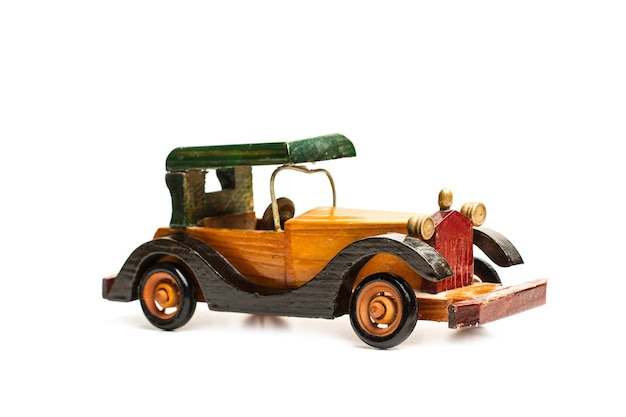 Carro de brinquedo de madeira vintage isolado em um fundo branco