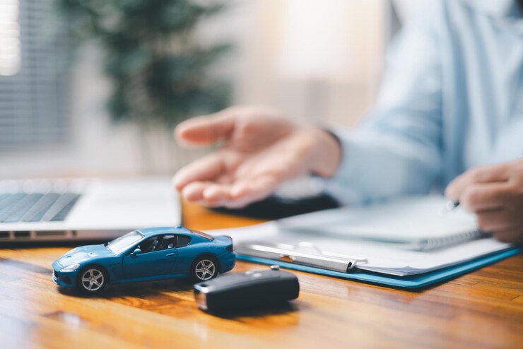Foto carro de brinquedo na frente de empresário calculando empréstimo poupança de dinheiro para o conceito de carro comércio de carro para o cash conceito de financiamento conceito