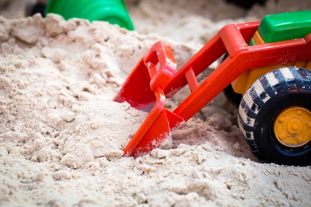 Carro de brinquedo para crianças na caixa de areia