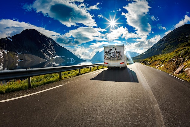 Carro de caravana viaja na estrada. Férias de turismo e viagens.