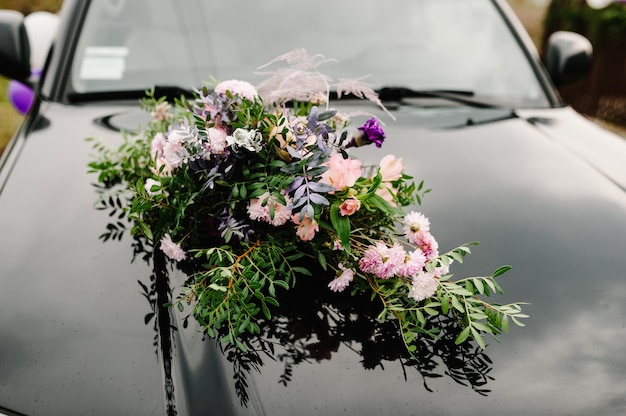 Carro de casamento com decorações. decoração de flores.