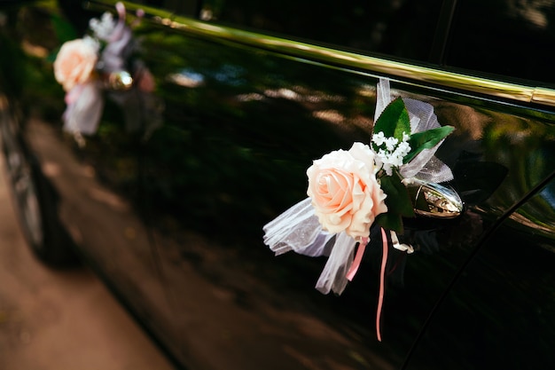 Foto carro de casamento decorado com flores