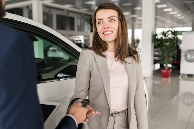 Carro de compra de mulher bonita