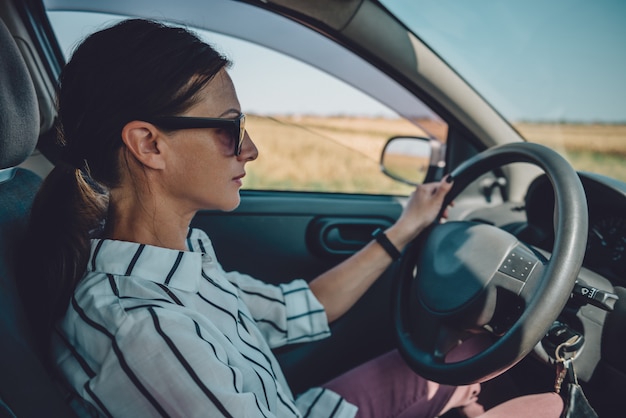 Carro de condução de mulher