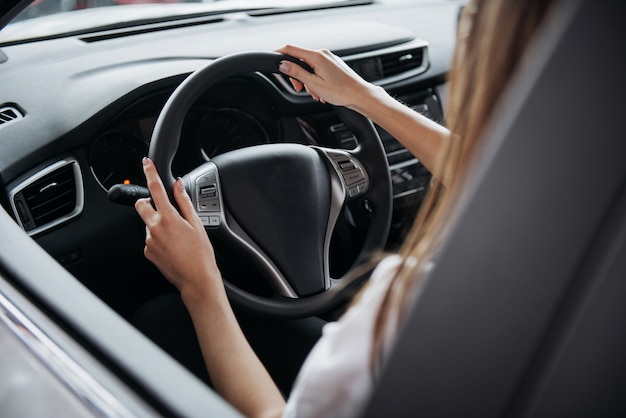 Carro de condução feminino.