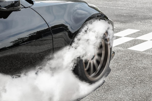 Carro de corrida de arrancada queima pneus na largada