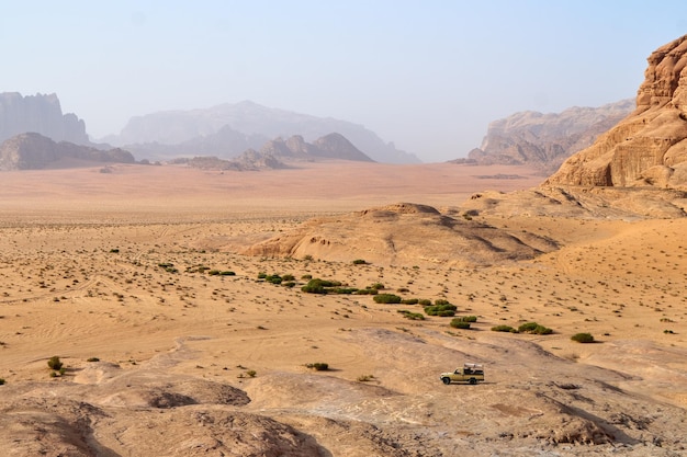 Carro de jipe Safari no deserto de Wadi Rum, Jordânia, Oriente Médio, conhecido como The Valley of the Moon Sands, céu azul, nuvens Designação como Patrimônio Mundial da UNESCO