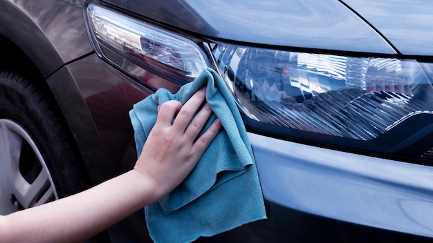 Foto carro de limpeza com farol de led para clientes carro de lavagem de mulher com tecido de microfibra carro de detalhe e conceitos de valeting