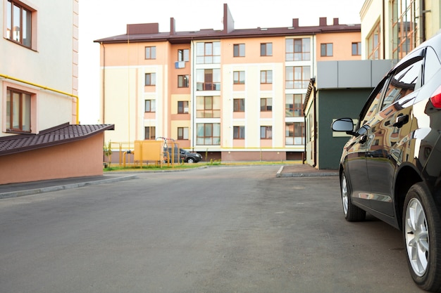 Carro de luxo na frente de uma fachada de casa