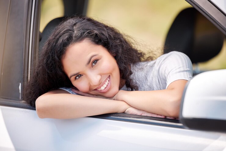 Foto carro de mulher feliz e retrato para viagem de estrada ou aventura ao ar livre no campo pessoa jovem feminina ou motorista sorri no veículo para viagem de transporte ou férias na rua para férias