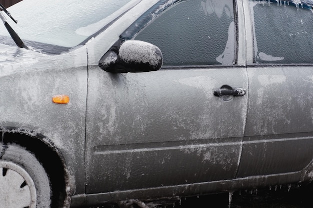 Carro de passageiros cinzento coberto de gelo chuva gelada gelo