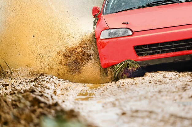 Carro de rali em pista de terra