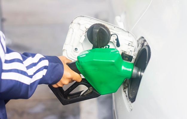 Carro de reabastecimento de combustível cortado na estação de gasolina