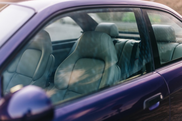 Foto carro de sedan de cor violeta com interior preto