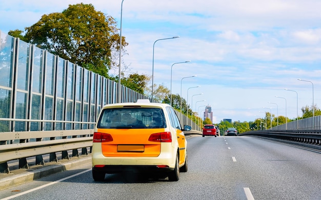 Carro de táxi na rua de jurmala, zona rural de riga, letônia. viagens e turismo na capital letã. viagem quando estiver de férias ou férias. transporte automático. mar báltico