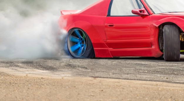 Carro deriva corrida queima pneus na pista de velocidade