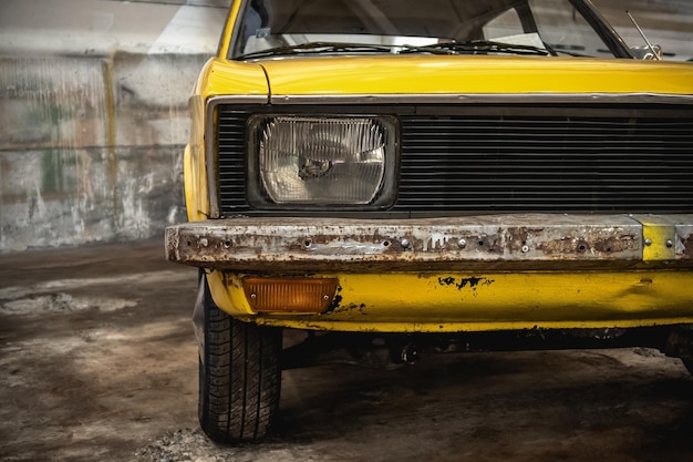 Carro destruído amarelo velho. Estilo grunge.