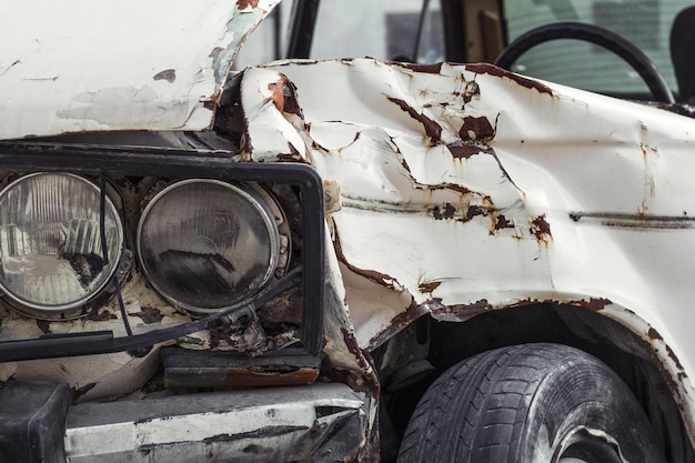 Carro destruído após um acidente