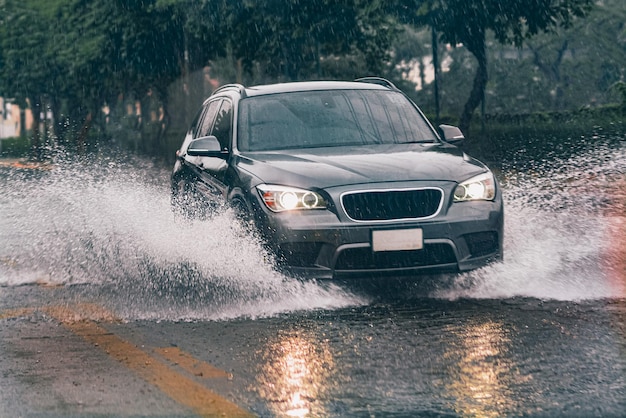 Foto carro dirigindo em meio a enchente na tailândia