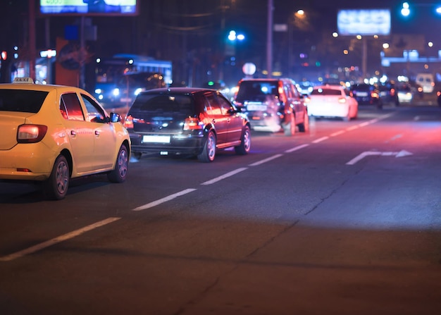 Carro dirigindo na cidade à noite