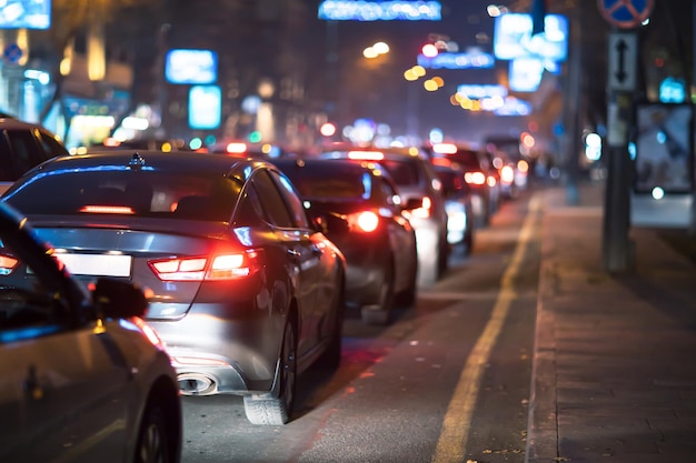 Carro dirigindo na cidade à noite