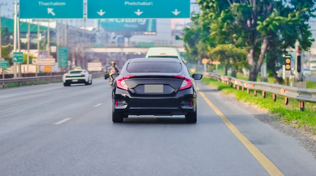 Foto carro dirigindo na estrada e assento de carro de passageiro pequeno na estrada usada para viagens diárias