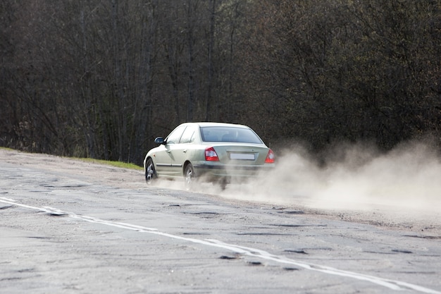 Carro dirigindo na estrada para evitar buracos no asfalto. Problema de má qualidade da rodovia e manutenção