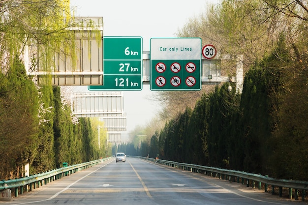 Foto carro dirigindo na estrada