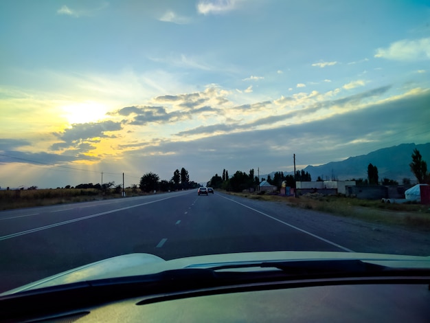 Carro dirigindo na estrada.