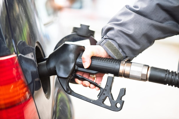 Carro durante um reabastecimento no distribuidor diesel