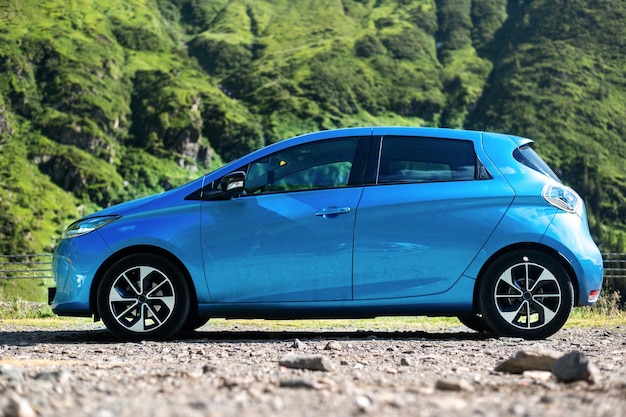 Foto carro elétrico estacionado na rota transfagarasan na romênia